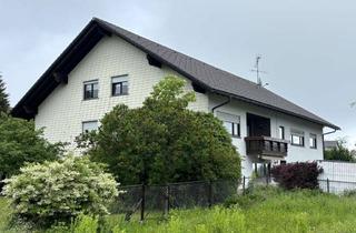 Haus kaufen in Am Eggberg 12, 79736 Rickenbach, Provisionsfrei: Geräumiges Haus mit sep. Wohnungen in Rickenbach-Egg