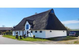 Haus kaufen in 25776 Rehm-Flehde-Bargen, hyggelige Reetdachkate mit Fernwärme auf großem Grundstück in der Nähe zur Eider und Nordsee