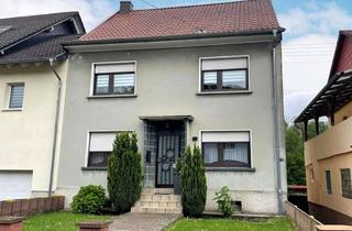 Haus kaufen in 66809 Nalbach, Reihenendhaus mit zwei Wohnungen in guter Lage von Nalbach