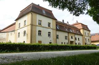 Haus kaufen in 91743 Unterschwaningen, Denkmalgeschütztes Wohnhaus mit neuer Zentralheizung als Teil der historischen Schlossanlage