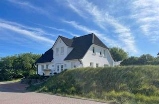 Villa kaufen in 25997 Hörnum, Sylt Hörnum Freistehende Weiße Villa am Meer mit drei Wohneinheiten in den Dünen mit Mini-Meerblick