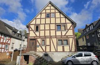 Mehrfamilienhaus kaufen in 35690 Dillenburg, Charmantes Mehrfamilienhaus mit Renovierungsbedarf und großem Grundstück