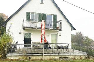 Wohnung mieten in Gsundbrunnenweg, 89331 Burgau, ruhige Lage, zentrumsnah mit Gartenanteil. EG-Wohnung in typischem 60er Jahre Haus.