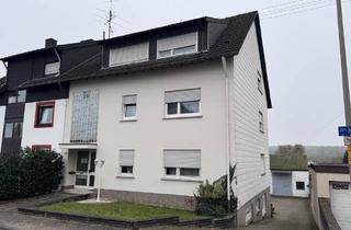 Mehrfamilienhaus kaufen in Pastor-Thielen-Str. 54, 66773 Schwalbach, Attraktives Mehrfamilienhaus mit 4 Wohneinheiten, 7 Garagen und einer ca. 491 m² großen Lagerhalle