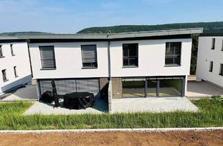 Haus kaufen in 97483 Eltmann, Eltmann - Neues, familienfreundliches Wohnen am grünen Stadtrand... Komfort-Doppelhäuser mit Garage und Garten, kurzfristig beziehbar!