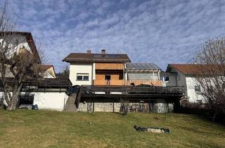 Haus kaufen in 94209 Regen, Regen - Gut vermietetes Zweifamilienhaus mit schöner Aussicht und großem Garten