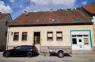 Haus kaufen in 67754 Eßweiler, Zweifamilienhaus mit Garage / Lagermöglichkeiten hinter dem Wohnhaus