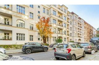 Wohnung kaufen in 12101 Berlin, Berlin - Bezugsfrei und saniert! Schöne 2-Zimmer-Altbauwohnung mit Balkon, Gartenblick und Einbauküche