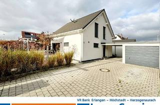 Einfamilienhaus kaufen in 91325 Adelsdorf, Baujahr 2018 - Modernes Einfamilienhaus mit Pool und großem Garten