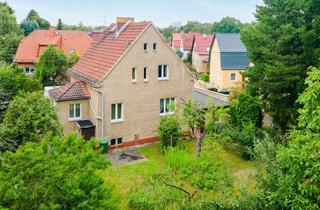 Einfamilienhaus kaufen in 12683 Biesdorf, Bahnhofsnah! Mit Keller, Garage, großem Garten: Einfamilienhaus mit viel Potenzial in Biesdorf