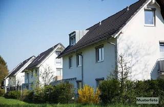 Anlageobjekt in Offenhauser Straße, 89231 Neu-Ulm, 2-Familienhaus nebst 2 Garagen - provisionsfrei