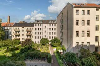 Wohnung kaufen in 10245 Friedrichshain, Top Investment im Simon-Dach-Kiez: 4-Zimmer-Dachgeschosswohnung mit ca. 4,8% Rendite in grüner Oase