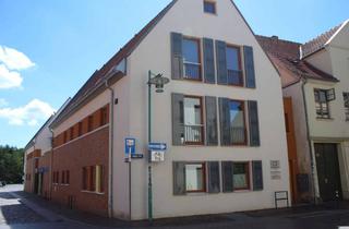 Wohnung mieten in Lange Straße 10, 18273 Güstrow, Wohlfühloase im Stadtkern - Geräumige 3-Raum-Wohnung mit Balkon!