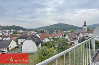 Wohnung kaufen in 36364 Bad Salzschlirf, Panoramaaussicht über Bad Salzschlirf in zeitloser 3,5 Zimmer Wohnung im Dachgeschoss