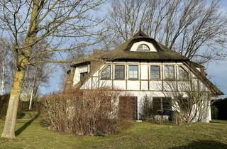 Wohnung kaufen in 18347 Ostseebad Ahrenshoop, Wohnung mit großer Eckterrasse im rohrgedeckten Landhaus